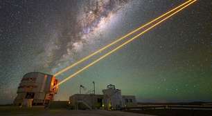 Por que astrônomos fabricam estrelas falsas com lasers gigantes?