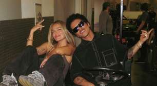Bruno Mars e Karol G brilham no clipe romântico de 'Dance With Me'