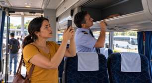Passageira coloca uma mala pequena no bagageiro do ônibus, desce durante uma parada para comprar água e retorna encontrando outra pessoa sentada no lugar enquanto a bagagem desapareceu