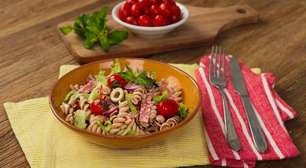 Salada de macarrão refrescante com molho de limão e hortelã