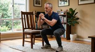 Os treinadores concordam: "Aos 60 anos, em vez de caminhar por 20 minutos, é muito mais eficaz fazer exercícios como agachamentos na cadeira ou flexões na bancada da cozinha."