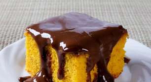 Esse bolo de cenoura fica fofinho e leva calda de chocolate zero açúcar