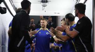 Dzeko é ovacionado e tem gol anulado em despedida na Bósnia