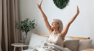 Você se levanta da cama do jeito certo? Veja como proteger a coluna