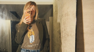 Carolina Dieckmmann compõe 2 looks estilosos com a trend da camiseta de ursinho