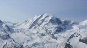 Quatro estudantes envolveram parte de uma geleira nos Alpes Suíços com lã de ovelha: eles acabaram de descobrir que reduziram o derretimento pela metade