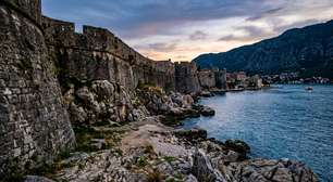 Na entrada do Adriático, três fortalezas projetadas por engenheiros venezianos guardaram durante quatro séculos uma cidade de raízes no século VIII a.C.: a ilha grega onde muralhas e edifícios neoclássicos preservam a antiga Corfu fortificada