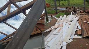 Naiara luta para restaurar sua casa após o devastador temporal