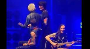 Mötley Crüe invade show do Extreme e 'estraga' 'More Than Words'; assista