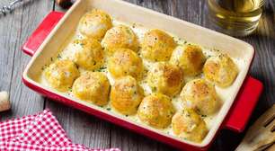 Como fazer almôndegas de frango: uma receita deliciosa que fica cremosa graças ao molho de queijo e cogumelos