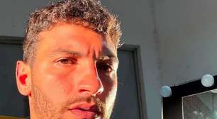 Henrique Barreira, galã de Quem Ama Cuida, causa alvoroço com ensaio sensual no chuveiro: "Não é inocente"