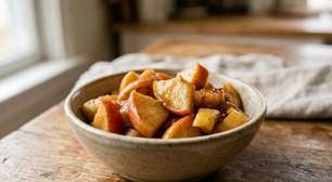 Maçã caramelizada no micro-ondas: fica pronta em 5 minutos
