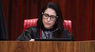 Ministra do TSE vira alvo de ataques de Flávio Bolsonaro após cancelamento de debate