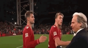 Fã de CR7, atacante da Dinamarca comemora gol em homenagem ao astro e dá 'empurrão' em Jorge Jesus