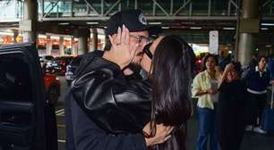 Que beijo, hein! Após dias separados, Sabrina Sato e Nicolas Prattes trocam carinho durante reencontro em aeroporto de Guarulhos; fotos impressionam