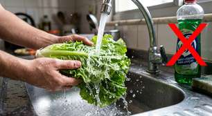 Lavar frutas e verduras com detergente pode parecer uma limpeza mais completa, mas nos Estados Unidos a recomendação é usar apenas água corrente: sabão e produtos de limpeza podem deixar resíduos nos alimentos
