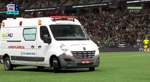 Zagueiro deixa o campo de ambulância após choque de cabeça em Atlético-MG x RB Bragantino
