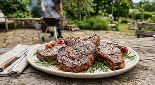 Usar o mesmo prato da carne crua para colocar o churrasco pronto é um hábito arriscado: na Nova Zelândia, a orientação é separar pratos e utensílios ou lavá-los bem antes de receber a comida já cozida