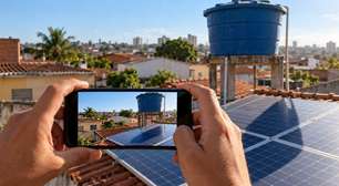 Morador instala uma caixa-d'água elevada para enfrentar faltas no abastecimento e o vizinho afirma que a nova estrutura passou a sombrear seus painéis solares durante a manhã