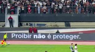 Placas de publicidade no jogo em São Paulo x Santos exibem protesto contra proibição das bets
