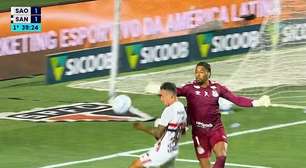 Goleiro do Santos afasta bola e acerta cabeça de jogador do São Paulo; veja