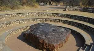 Um agricultor encontrou com o arado o maior meteorito intacto da Terra: ele pesa 60 toneladas e estava no solo há 80 mil anos