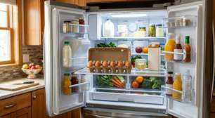 Guardar ovos na porta da geladeira parece prático e deixa tudo à mão, mas nos Estados Unidos a orientação é mantê-los na embalagem original dentro do refrigerador, onde a temperatura varia menos