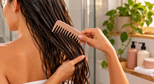 Nem escova, nem força no cabelo molhado: pente largo reduz tração enquanto desembaraça