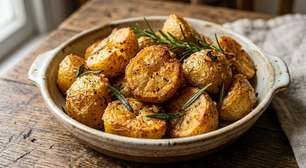 Colocar a batata crua direto no forno parece o caminho mais rápido para deixá-la crocante, mas no Reino Unido a técnica é pré-cozinhar, sacudir para criar bordas irregulares e só depois levar à gordura quente
