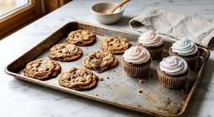 Pular o descanso da massa de cookies parece apenas acelerar a receita, mas resfriá-la antes de assar ajuda a controlar quanto os biscoitos se espalham e ainda influencia textura e sabor