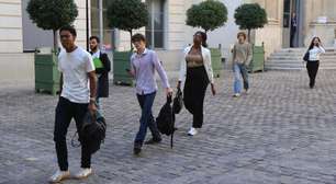 Estudantes mantêm pressão e centenas de escolas devem continuar fechadas na França