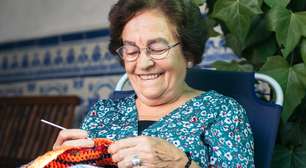 Neurologistas comprovaram: meia hora de tricô por dia protege a memória após os 70 anos melhor do que as palavras cruzadas