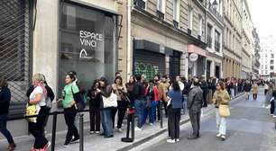 Brasileiros enfrentam filas em Paris para votar no 1° turno das eleições presidenciais
