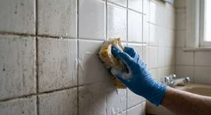 Como misturar água oxigenada e detergente para deixar os azulejos do banheiro como novos