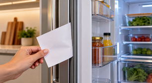 Colocar uma folha de papel sob a borracha da geladeira e puxar devagar: o teste simples que mostra quando a vedação perdeu força