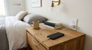 Carregar o celular sobre a cama ou no sofá parece confortável, mas na Noruega a orientação é usar uma superfície dura e não inflamável e evitar carregar enquanto dorme, porque o calor pode ficar concentrado ao redor do aparelho