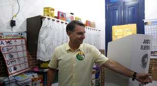 Flávio Bolsonaro larga na frente de Lula em apuração