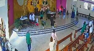 Homem invade altar e tenta agredir bispo durante missa em Caraguatatuba