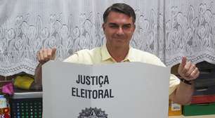Tumulto, celebração e provocações de eleitores do PT: Flávio Bolsonaro vota em escola no RJ