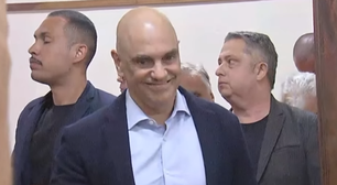Sorrindo, Alexandre de Moraes vota em São Paulo