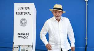 Voto de Lula tem beijo na testa de eleitor, tietagem de moradores e reclamação de vizinhos