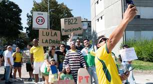 Fantasia de presidiário, caixão e placas: apoiadores de Flávio protestam contra Lula em Portugal