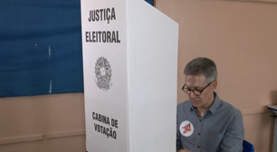 MP denuncia Romeu Zema após candidato entrar com o celular na mão na cabine da urna