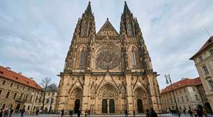 Às margens do rio Vltava, uma cidade de cerca de 1.100 anos reuniu arquitetura românica, gótica, barroca e modernista sem perder seu traçado medieval: o centro histórico de Praga, onde castelo, catedral e a Ponte Carlos registram séculos de influência na Europa Central