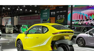 Novo ciclomotor elétrico com visual esportivo custa R$22 mil e roda 240 km: a alternativa chinesa aos carros urbanos tradicionais