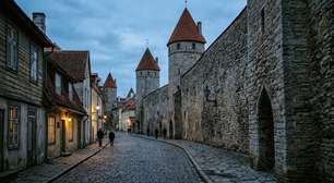 Erguida entre cidade alta e cidade baixa, com muralhas medievais que ainda superam 15 metros em alguns trechos, Tallinn cresceu como potência da Liga Hanseática: o centro estoniano onde ruas estreitas, igrejas e casas de mercadores preservam a estrutura dos séculos XIII e XIV