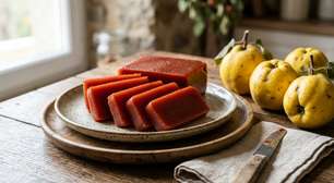 Com 2 litros de água, um pouco de açúcar e suco de meio limão: como fazer um doce de marmelo caseiro e simples