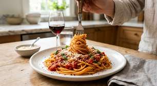 Colocar óleo na água do macarrão parece ajudar a impedir que a massa grude, mas a técnica italiana recomendada pela Barilla é pular o óleo e mexer a massa durante o cozimento