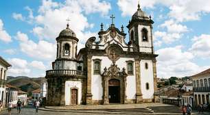Nas encostas de Minas Gerais, uma cidade surgida no ciclo do ouro preserva igrejas, pontes, fontes e obras de Aleijadinho: Ouro Preto, onde o traçado irregular do século XVIII atravessou períodos de isolamento quase sem perder sua paisagem colonial