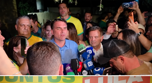 Saiba quem estava atrás de Lula e Flávio Bolsonaro durante discursos após resultados do 1º turno